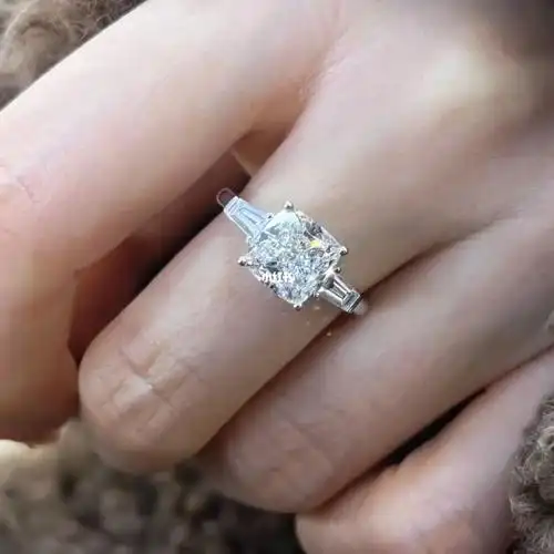 美美的3克拉枕形大钻戒