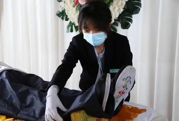 985女硕士毕业,偷偷去殡仪馆上班给遗体化妆,父母气到晕厥抽搐