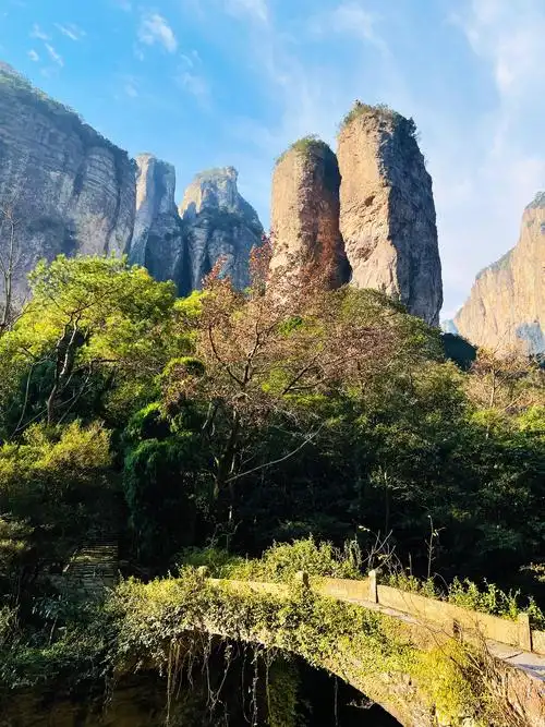 雁荡山:徐霞客流连忘返的地方 雁荡山位于浙江乐清市境内,占地面积450