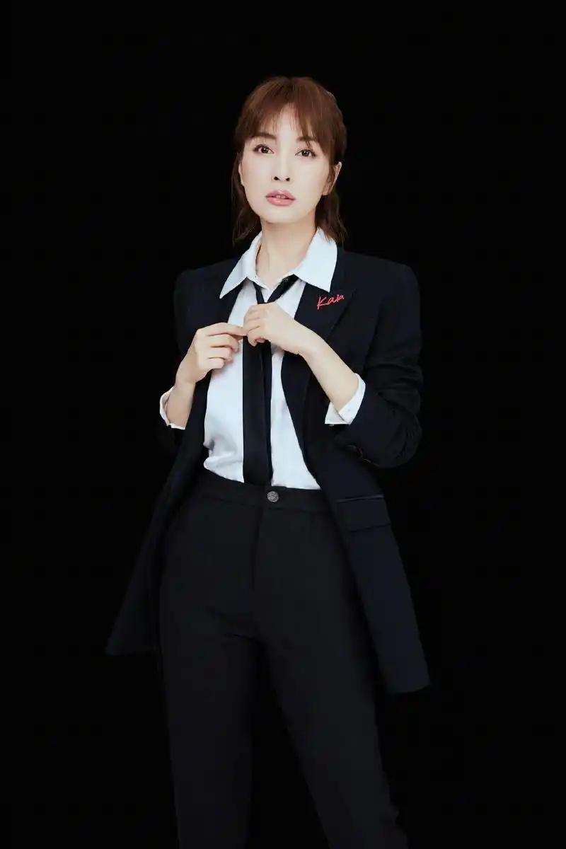 吴昕穿西装打领带好有范,凌厉眼神变身职场御姐,气场十足!