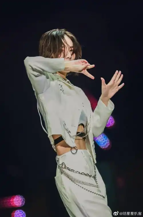 赵粤身材好之腹肌小合集~赵粤的要93 太绝了,优美的腰部线条,腹肌