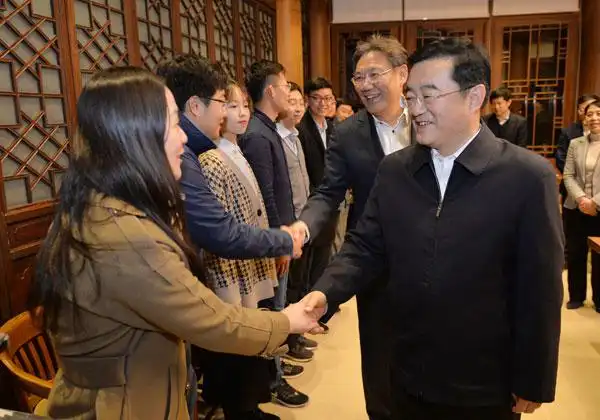 张庆伟,王文涛分别与清华大学党委书记陈旭,校长邱勇,北京大学党委