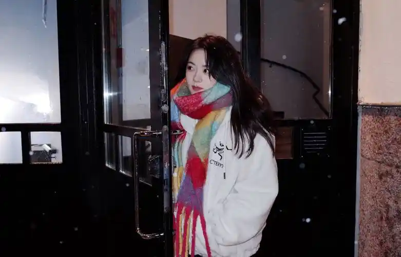 赵今麦晒芬兰雪景随拍白外套搭彩色围巾质感十足