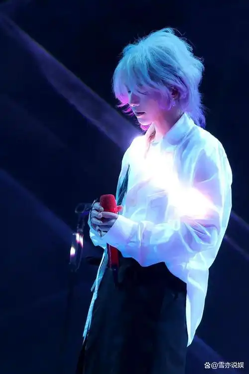 华晨宇,活成了很多人理想中的样子,他为梦想不屈服不放弃的样子,很