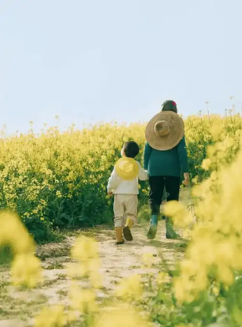 背影沈梦晨大多是去捕捉一些瞬间在开始面对镜头还是有些生涩和拘束没