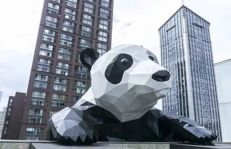 这里是成都最网红的地方大熊猫竟然趴在墙上惹得大家争相合影