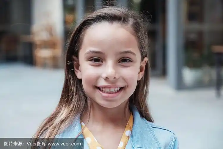 自信,快乐和健康的年轻混血女孩的大头照看着镜头微笑