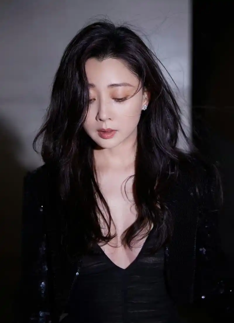 殷桃# 清纯妩媚的容颜,窈窕曼妙的身材,白皙水嫩的事业线,丰腴傲人