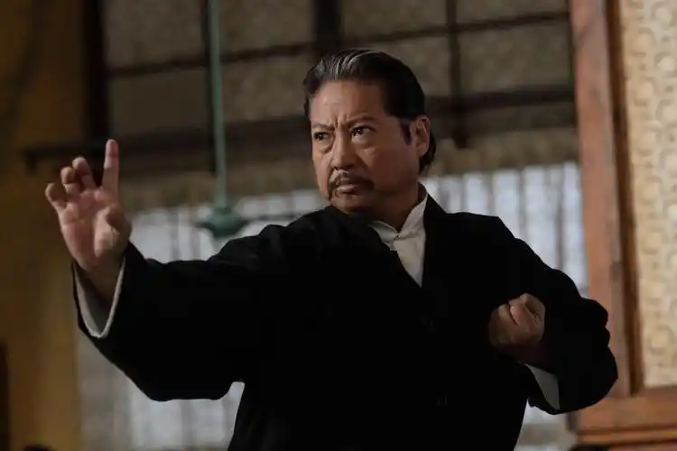 洪金宝管元彪借钱不还,还破口大骂,成龙劝阻反倒也被骂得跑开