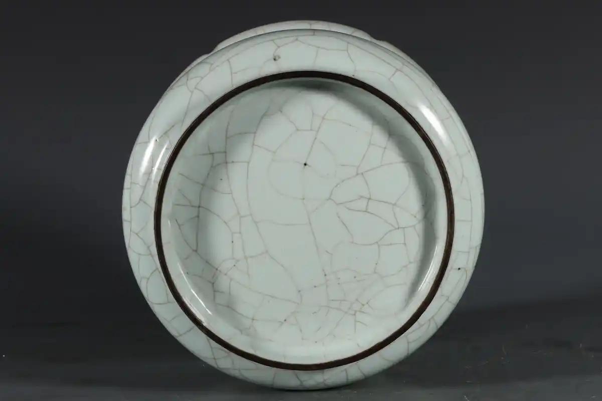 北宋官窑月白釉花口樽精品欣赏 高11口径16.8底径12.5公分