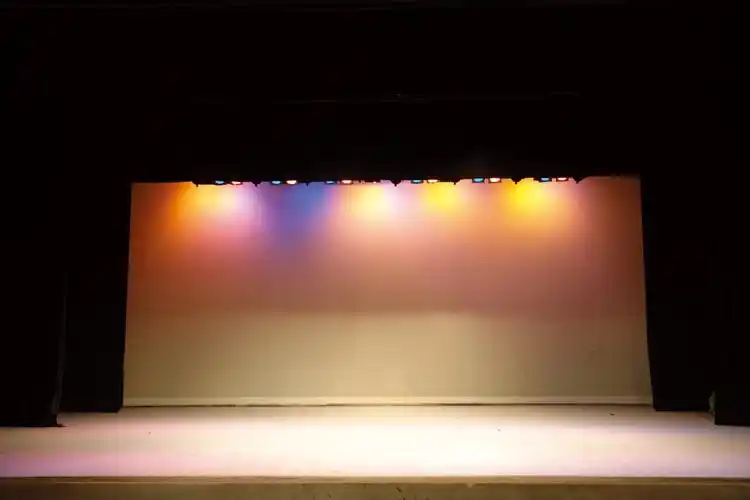 left;"> span style="font-size:16px;">镜框式舞台 /span> /p>