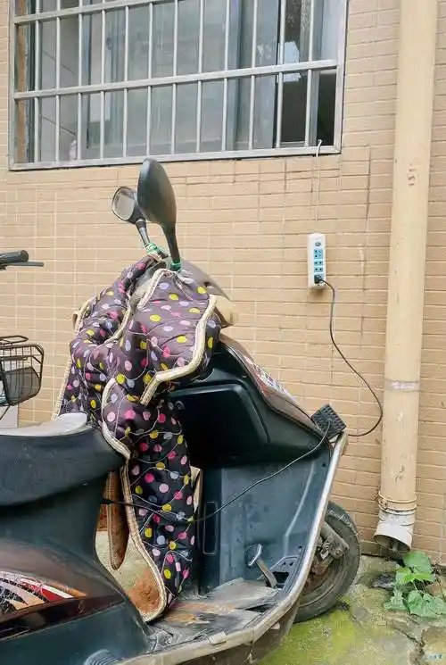 【话题】遍地"飞线"充电,居民胆战心惊!小区电动车安全隐患谁来管?