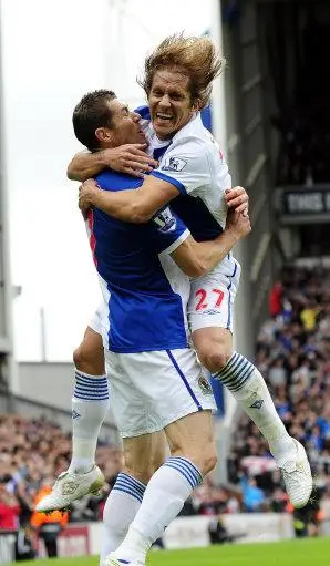 幻灯:鲁尼点杀对手激情飞奔 队友疯狂玩叠罗汉