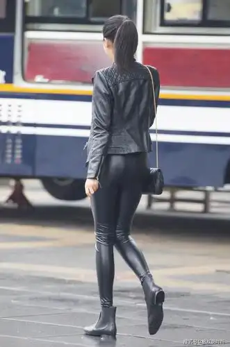 原创皮夹克皮裤皮靴姐姐这身打扮像是去拍电影吧