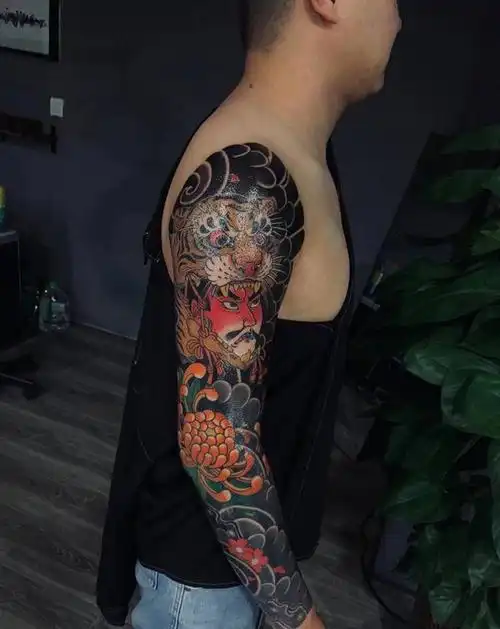 生肖虎花臂纹身图片_手臂老传统纹身图案