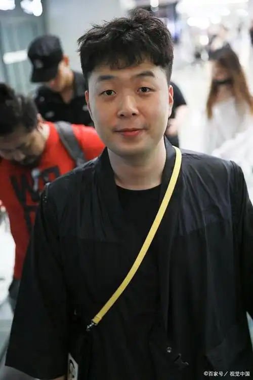 近日男星杜海涛现身北京街头,没有以前胖嘟嘟的感觉,看起来精明干练真