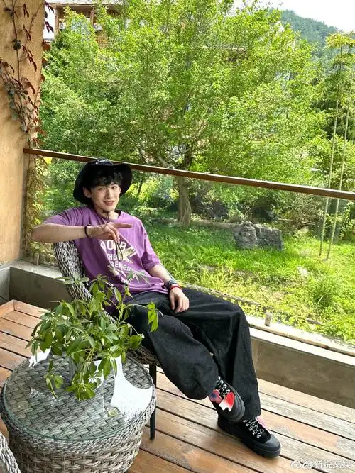 白敬亭腿上肌肉##白敬亭回眸少年感