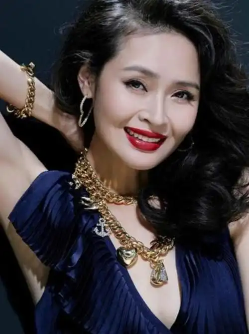 对比一下,关悦和于明加是不是很像呢?