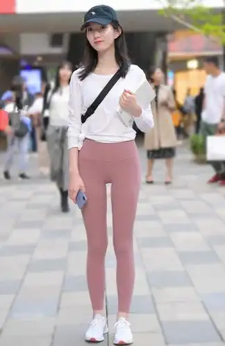 液体裤换了个颜色效果大不同,她的膝盖骨都凸出来了,超显瘦!