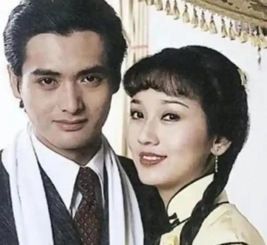 赵雅芝回答:"不动心是假的,但是感情得克制,毕竟是拍戏嘛.