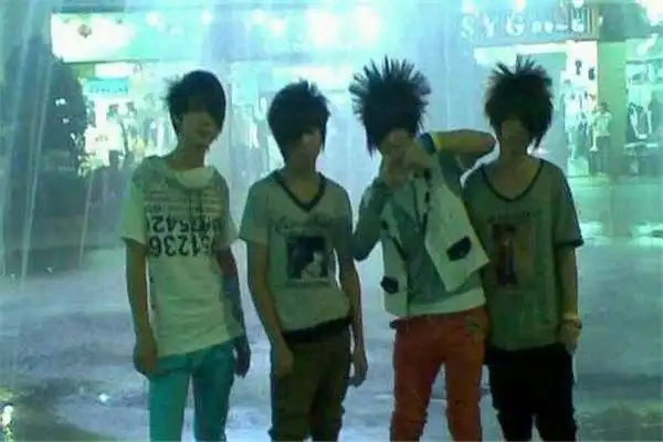 90后的回忆,非主流"葬爱家族"走路带风,如今都变成啥模样了?