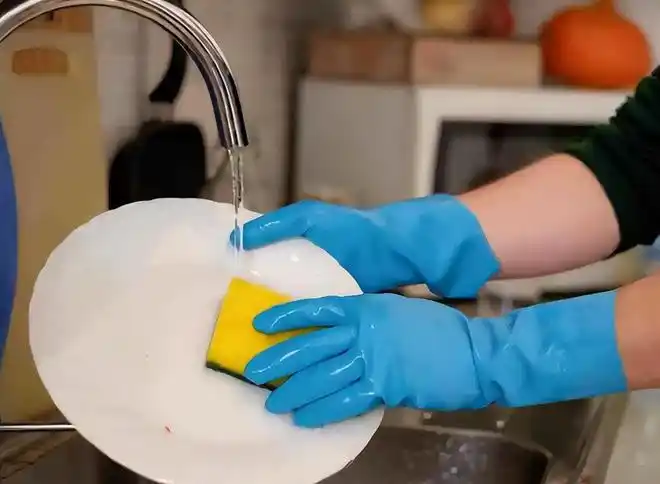 宝妈在儿子幼儿园当洗碗工对1600工资满意却被质疑给孩子丢人