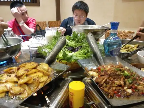 到东北餐馆吃饭,品的是文化,喝的是情怀!