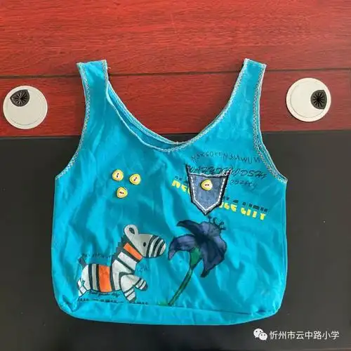 从寻找旧衣服,到和家长共同商议环保袋的款式,每一次灵感的迸发,色彩