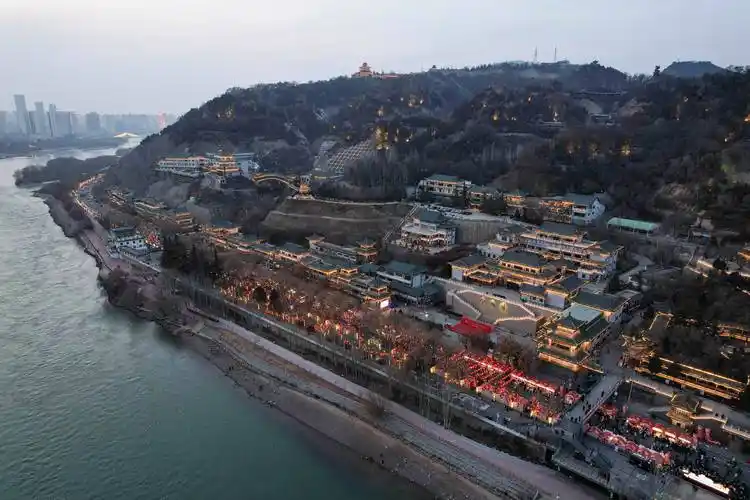 坐落在黄河北岸的白塔山是兰州的标志性景点之一