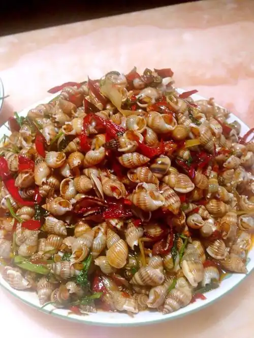 辣炒海螺丝的做法说明从小就爱吃海螺丝,家周围的店都吃遍了,大学毕业