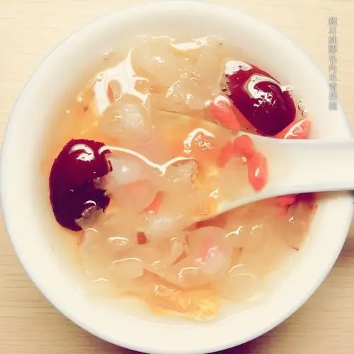 we的厨房做的银耳桃胶皂角米雪燕羹