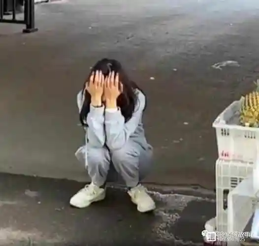 女子在闺蜜的鼓励下离了婚在民政局门口蹲地抱头痛哭网友炸锅