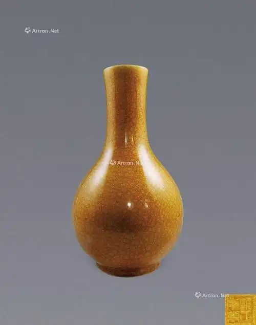 1468 清雍正 黄地玻璃釉赏瓶
