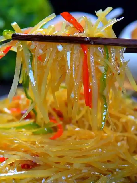 夏天饭桌上超抢手的炝拌土豆丝,清脆爽口,简单又好吃!