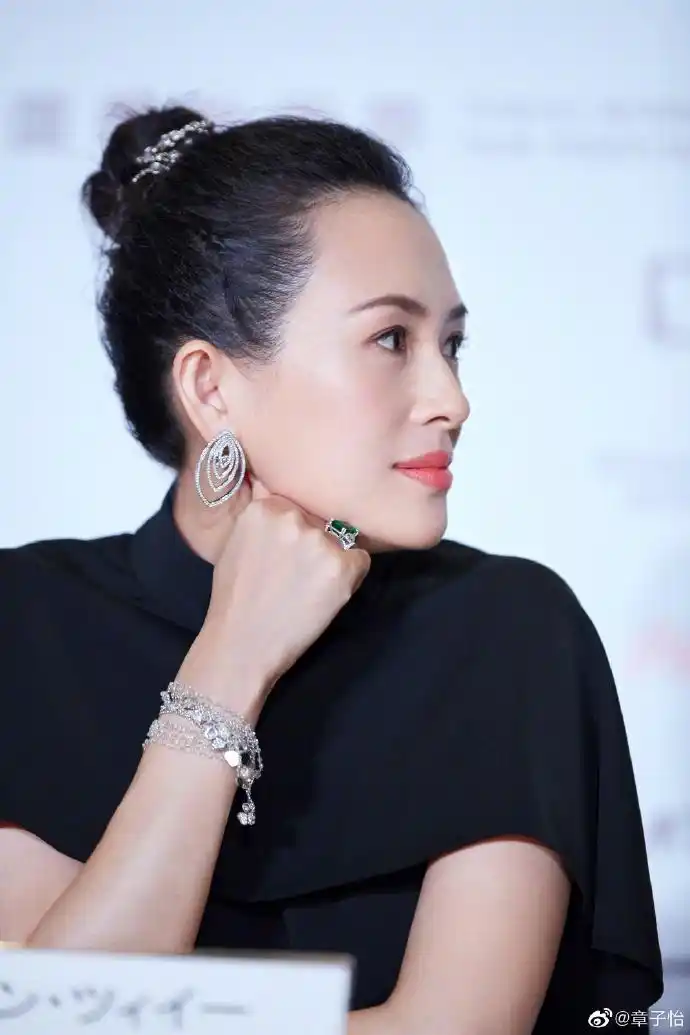 组图章子怡黑色纱裙脸色红润状态佳笑侃完成任务安心卸货