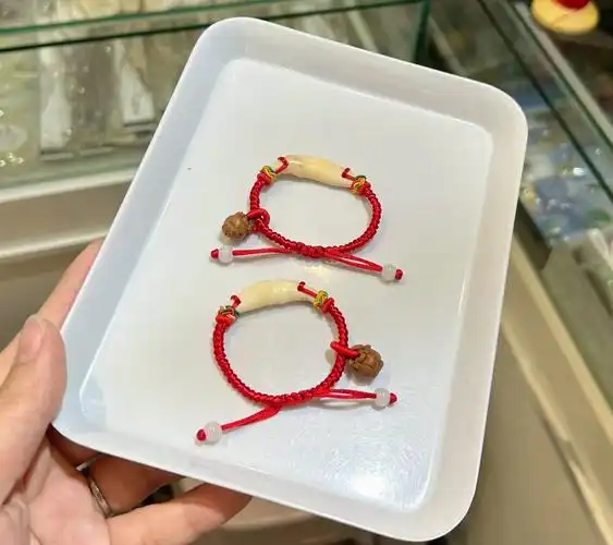 客来"狗牙"给我77桃木"桃篮"纯手工编红绳手链!宝宝戴辟邪防 - 抖音