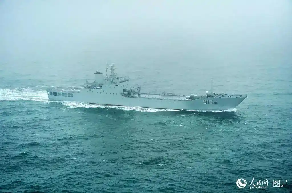 雷声摄△"五台山"号登陆舰(舷号917)"五台山"号坦克登陆舰接受检阅