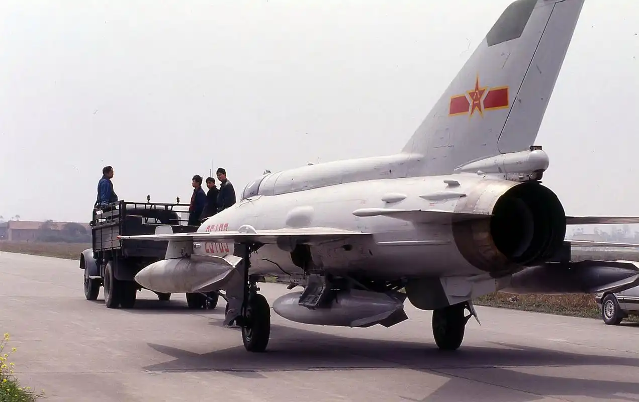 由于我国空军的歼-7d战斗机已经退役,我以为这辈子再也看不到这些飞机