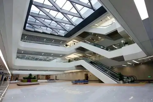 5月的第一天,空气微凉,医院全体职工在劳动中度过了这个有意义