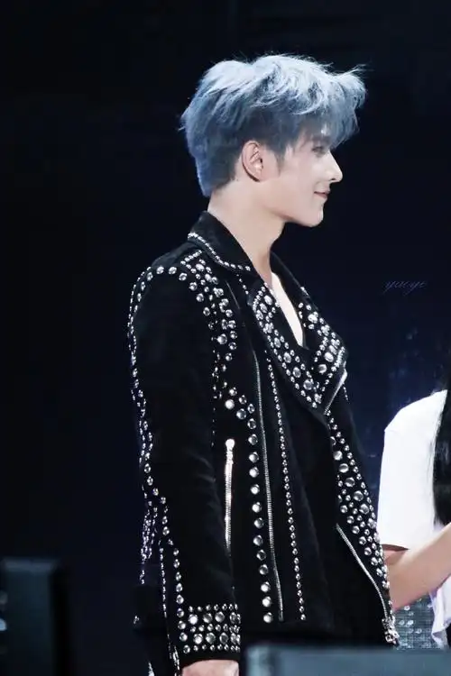 杨洋17年蓝发造型#这样绝美的生日会连续办了四年,还是免费的!