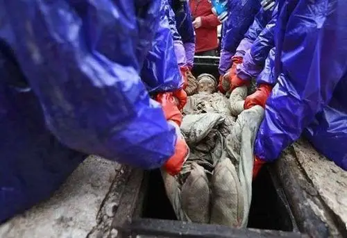 工人修路时挖到一个巨型箱子撬开后竟发现百年古尸