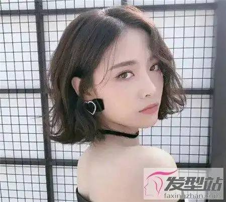 女生发尾微卷烫发短发发型发尾外翘烫出专属时尚个性