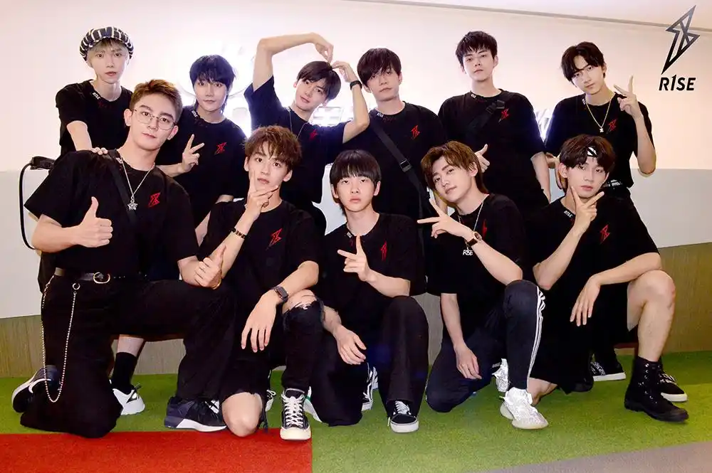 r1se惊喜派送温暖福利 模仿经典表情包搞笑连连|表情包|男团|经典