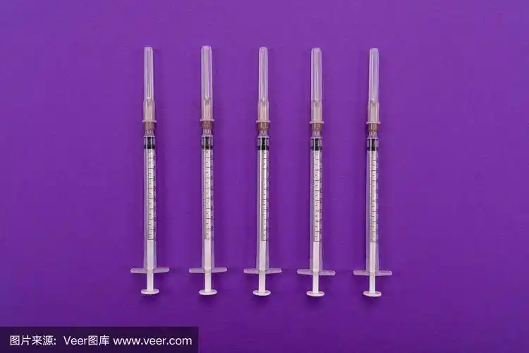 1毫升注射器隔离在明亮的背景下