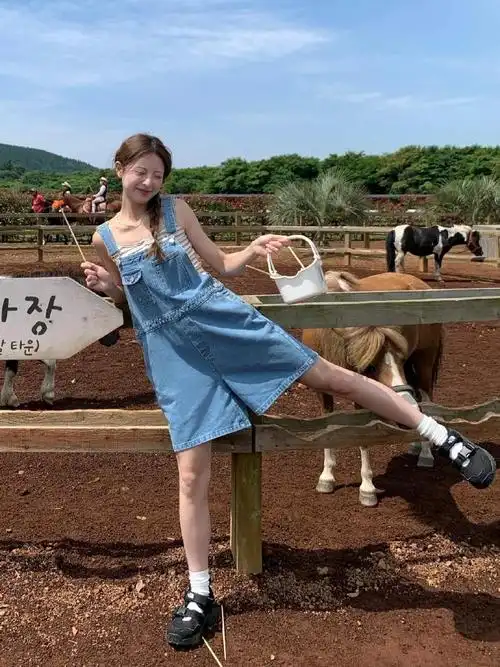 适合i人的可爱拍照姿势,简单踢个腿就敲出片诶