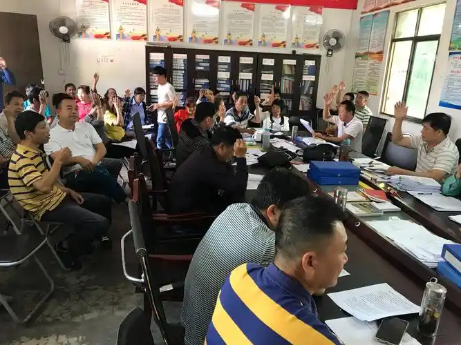 群力村委会召开村民代表会议