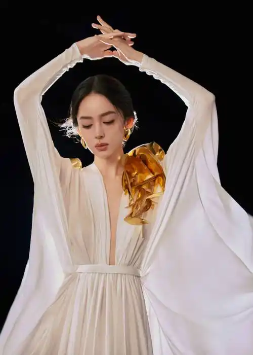 在曝光的写真中,古力娜扎一袭纯白色透视长裙翩然出镜,这款裙子以其