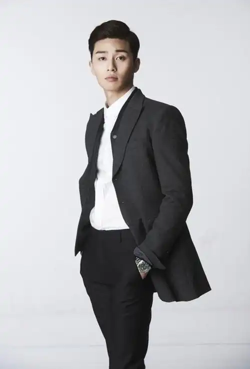 简介:韩国明星朴叙俊魅力写真图片,分享一组朴叙俊图片给大家,图中的