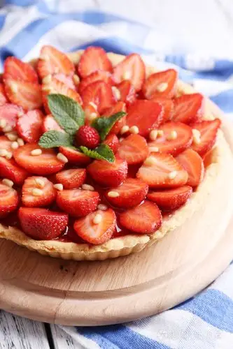 草莓挞的木托盘