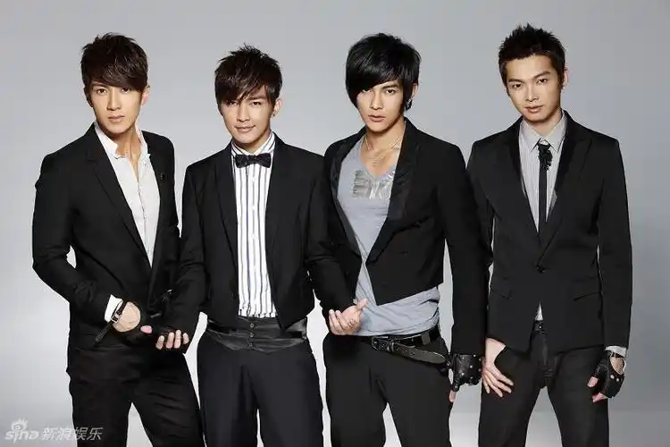 娱乐频道2009年高清幻灯集 > 飞轮海成员变身王子模样新浪娱乐讯 亚洲